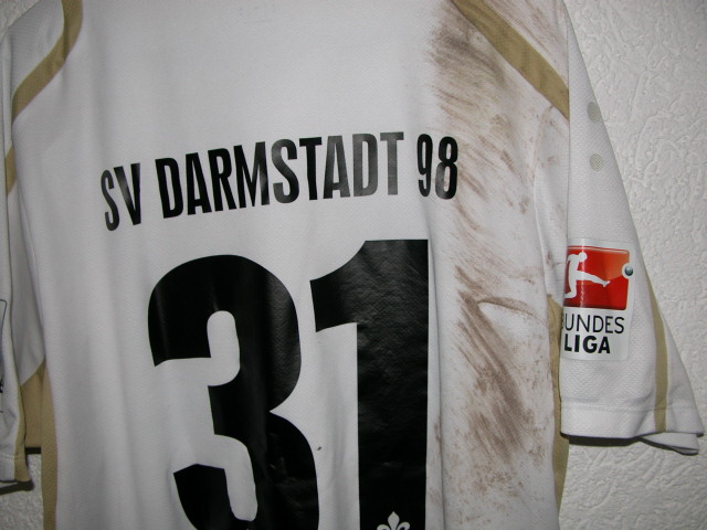 Matchworn Mathenina mit Dreck und Schweiß - original und getragen 1. Bundesliga, 2015/16, 23. Spieltag in Bremen (Bremen - DA 2:2). Trikot ist sogar auf der Rückeite von ihm signiert. Wir haben das Trikot vom SV Werder  Bremen bekommen. 