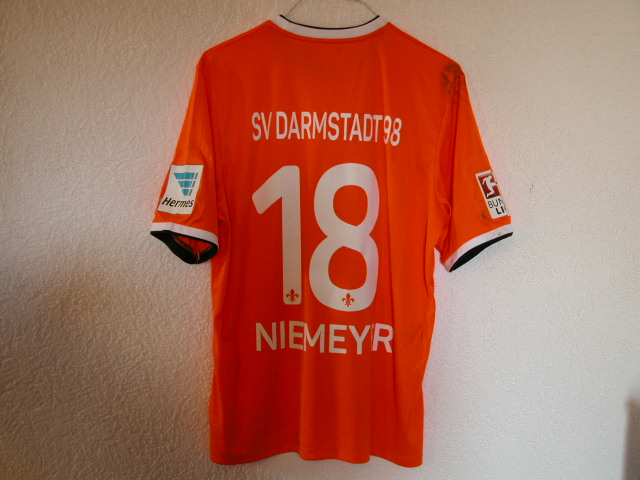 Original Matchworn getragen mit Dreck beim Hesserderby in Frankfurt 05.02.2017. Niemeyer.